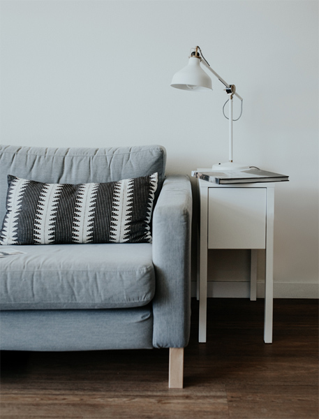 salon gris et blanc dans une maison